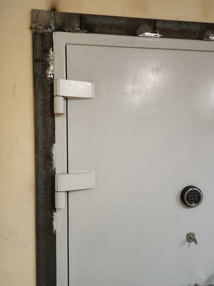 Установка двери 7 класса взломостойкости с решетчатым полотном в Подмосковье