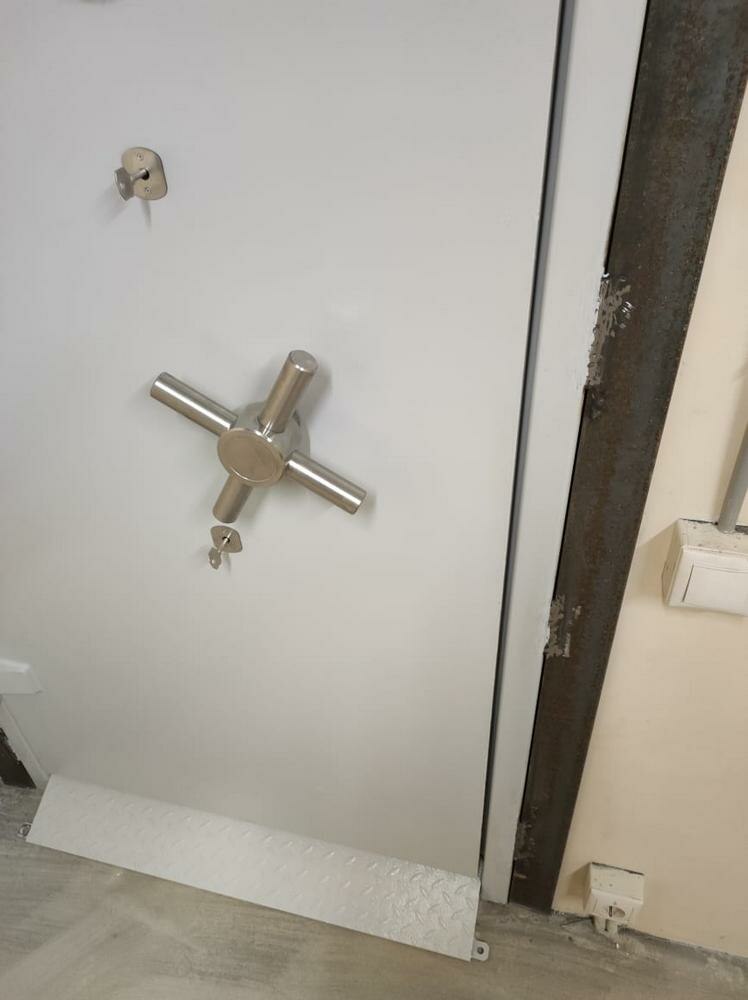Установка двери 7 класса взломостойкости с решетчатым полотном в Подмосковье