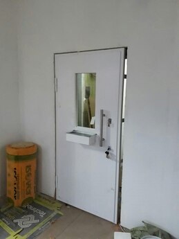 Бронированная дверь Бр1 (дверной блок) с передаточным узлом (ПУ) с остеклением Бр1 и щелевым лотком 900х2100 мм