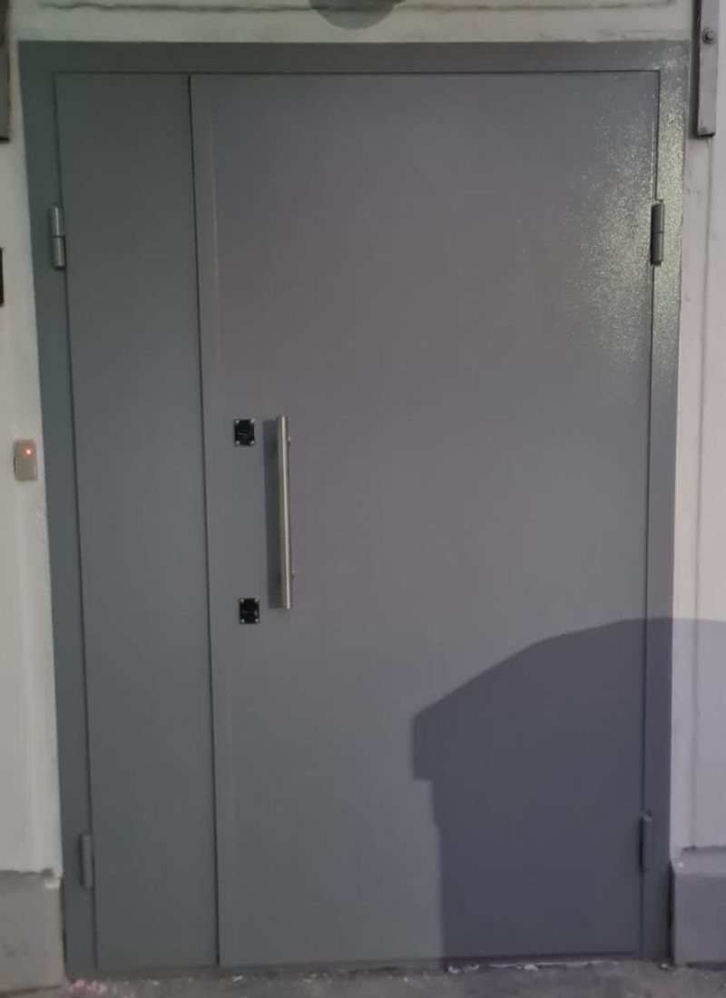 Бронированная металлическая дверь