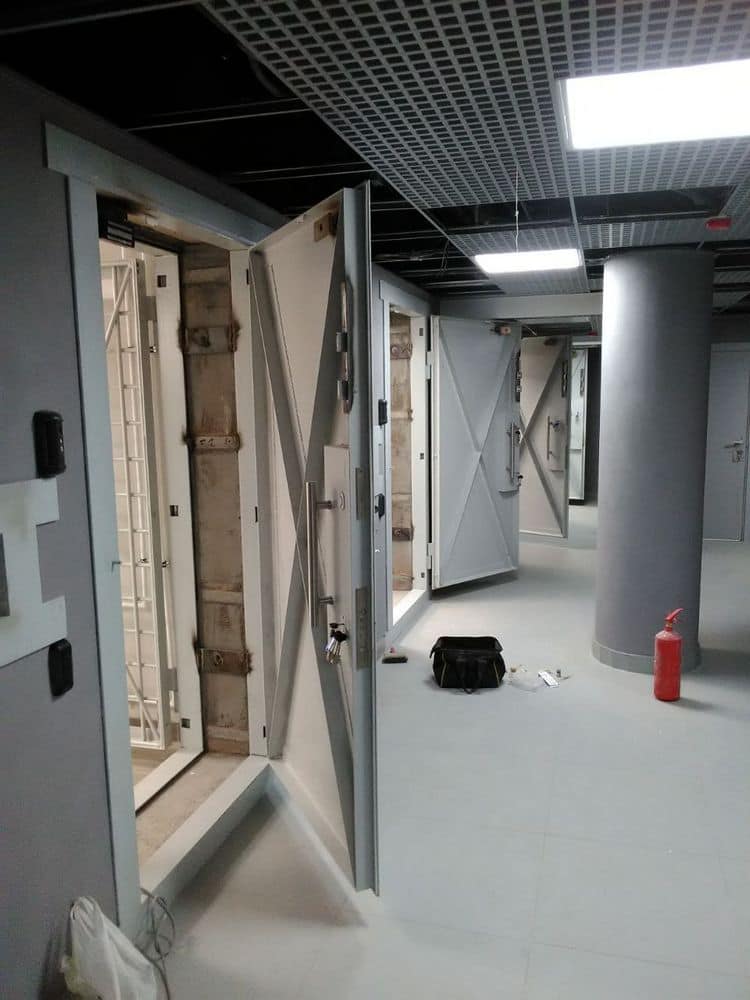 Двойные двери в камеру хранения оружия