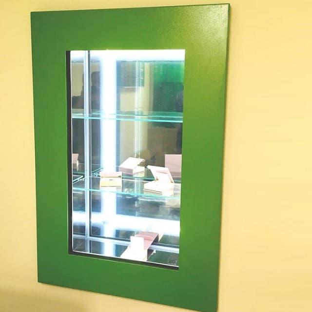 Встроенная витрина для монет в отделении банка