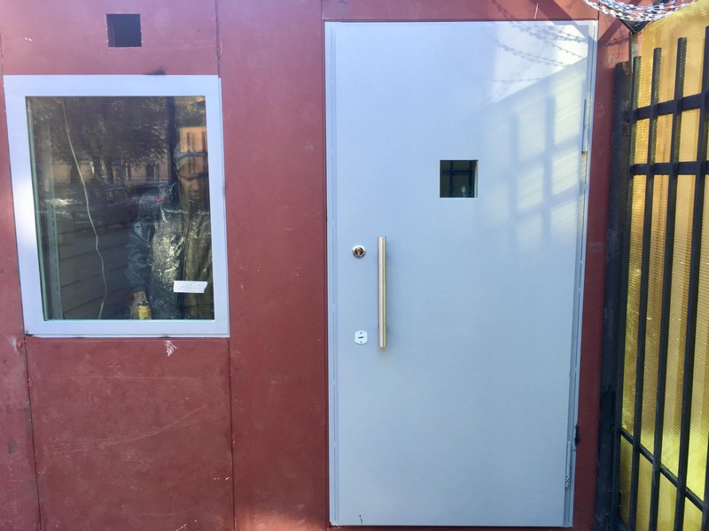 Бронированная дверь для охранного пункта